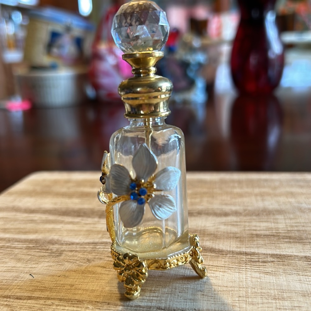 💕HOST PICK 💕Perfume Bottle Vintage 3 Leg White Flowers Blue Crystals Gold Tone - Picture 2 of 16